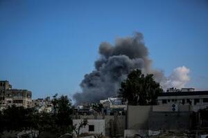 29日、ガザ北部ガザ市で避難民キャンプから立ち上る煙(ゲッティ=共同)
