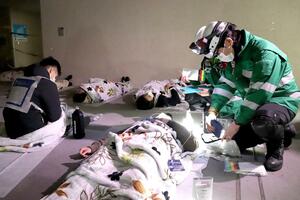 旧県立燕労災病院で行われたDMAT訓練で、入院患者の症状などを確認する医師ら=12月7日、燕市佐渡