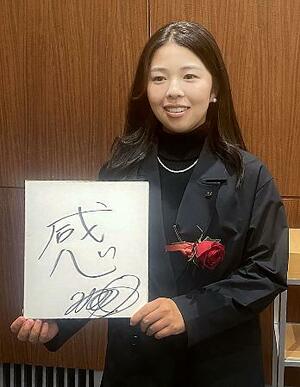 今年の漢字に「感」を選び、撮影に応じる女子ゴルフの山下美夢有=8日、東京都内