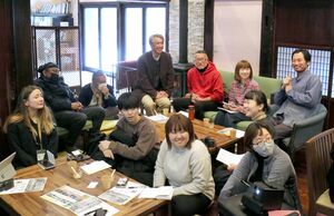 ゲストハウスの経営者らが集まった交流会=2月12日、佐渡市三瀬川