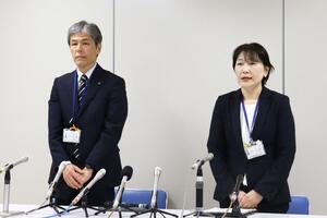 個人情報紛失について説明、謝罪した新潟市の上所美樹子・福祉部長（右）と山本幹彦・こども未来部長＝１日、新潟市役所
