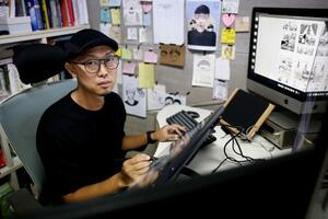 　荷降ろしのアルバイト経験を漫画にした李宗哲。職場にはさまざまな人間模様が渦巻いていたという＝２０２５年１０月、ソウル（撮影・佐藤匠、共同）