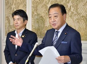 記者団の取材に応じる立憲民主党の野田代表(右)=9月30日午後、国会