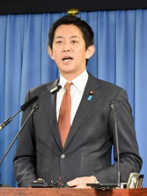 記者会見する自民党の小林政調会長=30日午後、東京・永田町の党本部