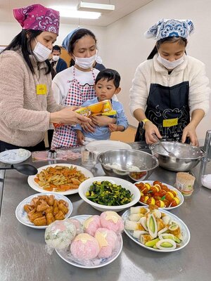 外国出身者が子ども向けの弁当作りに挑戦した教室＝上越市頸城区松本