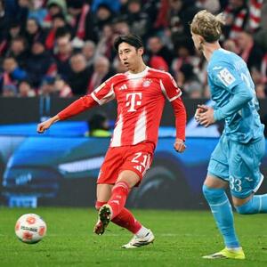 　ホッフェンハイム戦でパスを出すバイエルン・ミュンヘンの伊藤（左）＝ミュンヘン（共同）