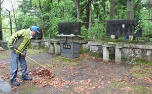 「ガ島・ビルマ方面戦没者慰霊碑」を清掃する保存会の会員ら＝長岡市西片貝町