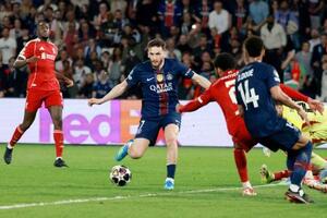 リバプール戦で追加点を挙げるパリ・サンジェルマンのクバラツヘリア=パリ(ロイター=共同)