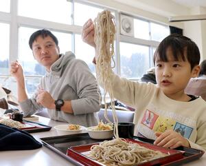 地元産の新そばを味わう来場者たち=上越市板倉区筒方