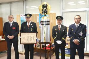 まといの受賞を報告した村上市消防団の加藤辰博消防団長(左から2人目)ら=村上市役所