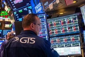 　ニューヨーク証券取引所のトレーダー＝６日（ゲッティ＝共同）