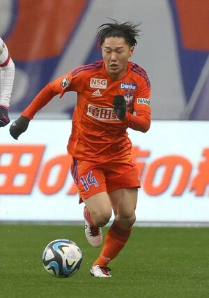 １２月３日に行われた今季の最終戦でプレーするＭＦ三戸舜介＝ビッグスワン