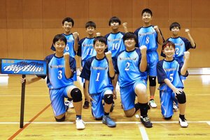 全国大会に出場する中学生ドッジボールチーム「BigBlue」のメンバー=9月28日、三条市飯田