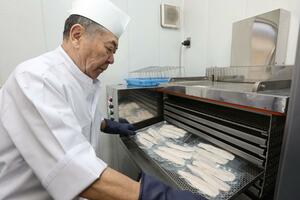 急速冷凍された魚=5月上旬、上越市春日山町3