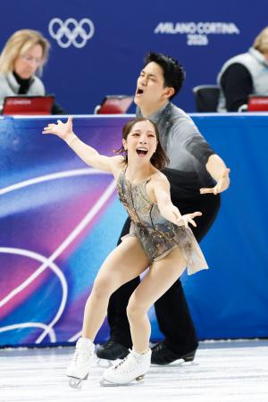 　ペア・フリー　演技する三浦璃来（手前）、木原龍一組＝ミラノ（共同）