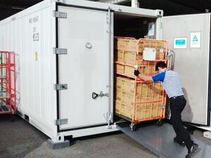 佐川急便が全国の営業所に設置した冷蔵冷凍コンテナ(同社提供)
