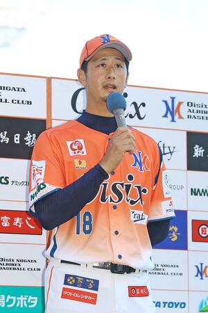 台鋼ホークスとの契約合意をファンに報告する吉田一将=エコスタ