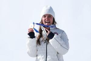 　女子滑降で優勝し、金メダルを手にする米国のブリージー・ジョンソン＝８日（ゲッティ＝共同）