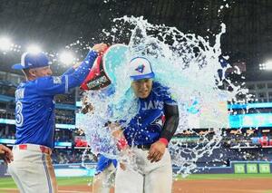 　試合後に手荒い祝福を受ける、５号ソロを放ったブルージェイズ・岡本＝トロント（共同）