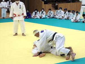 視覚障害者柔道のメダリスト廣瀬誠さん(手前上)が豪快な技を披露した模範試合=2月25日、上越市の県立武道館