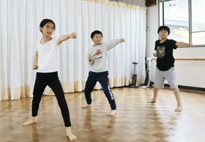 台湾で体験したカンフーを実践する子どもたち=佐渡市中興