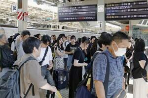 お盆の帰省ラッシュが本格的に始まり、混雑するJR東京駅の新幹線ホーム=9日