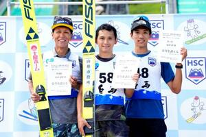 男子で優勝した内藤智文(中央)。左は2位の葛西紀明、右は3位の成田絆=白馬ジャンプ競技場