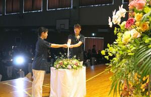 キャンドルに火をともし、決意を新たにする看護学生=11日、新潟市中央区水道町1