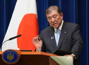 記者会見する石破首相=23日夜、首相官邸