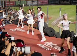 　台湾プロ野球の楽天モンキーズを応援するチアリーダーら＝８日、台湾・桃園市（共同）