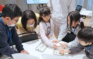 せんべい作りについて親子で学んだワークショップ＝長岡市大手通２