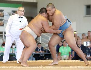 団体戦決勝トーナメント2回戦 チーム唯一の白星を挙げたニャムオチル・トゥルボルド(右)=大分県宇佐市