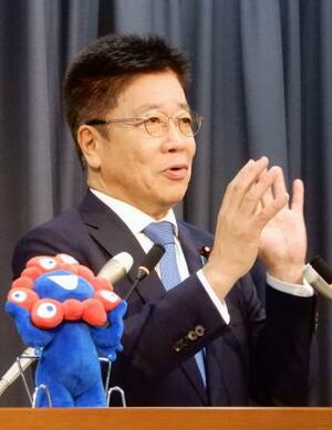 記者会見する加藤財務相=12日午前、財務省