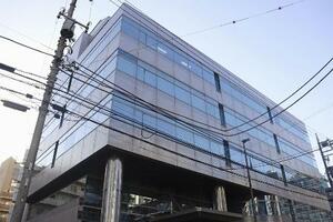 日本郵便東京支社が入るビル=18日、東京都江東区