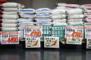4月、埼玉県越谷市のスーパーの店頭に並んだコメ
