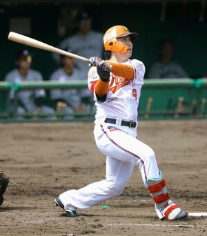 4回、今季1号ソロを放つ髙山俊=長岡市悠久山(長岡支社・芳本卓也)