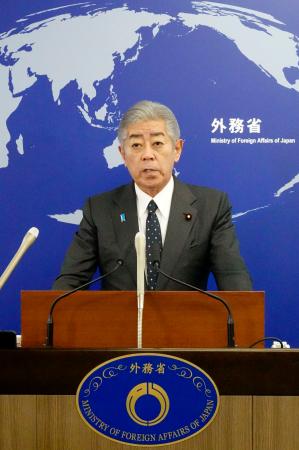 記者会見する岩屋外相=9日午後、外務省