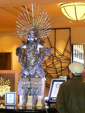 　名古屋マリオットアソシアホテルに展示されているステンドグラス製の甲冑＝７日午前、名古屋市