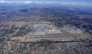 　Ｃ滑走路新設とＢ滑走路（左上）の延伸を計画する成田空港＝２０２４年３月