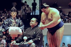 大山親方の引退相撲の断髪式ではさみを入れる横綱大の里（右）＝３０日、両国国技館