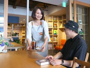元洋服店を改装してオープンしたカフェ「72+つむぐ珈琲」=長岡市寺泊大町
