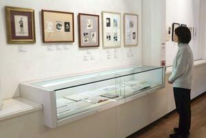 蕗谷虹児の詩画集などが並ぶ企画展=新発田市中央町4
