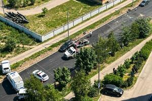 9日、車が爆発したモスクワ東部郊外の現場(タス=共同)