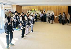 観光客に佐渡おけさを披露する相川小の児童=佐渡市相川三町目浜町