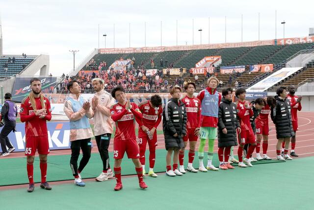 徳島－新潟　試合後、サポーターにあいさつする新潟の選手たち＝鳴門大塚