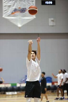 品川戦を前に練習する川村卓也=アオーレ長岡