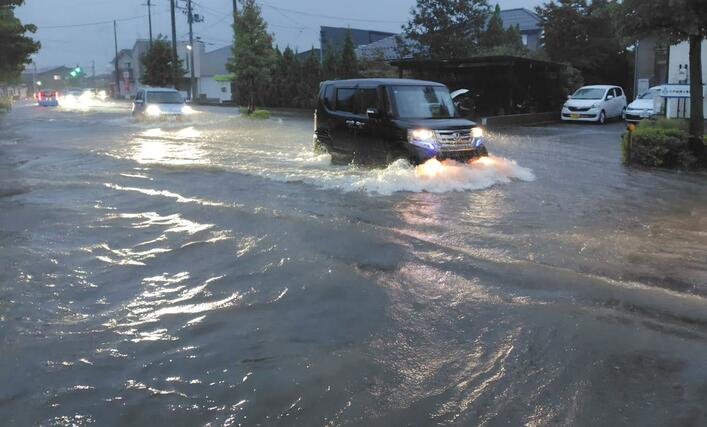 雨で冠水した道路=10日、新発田市