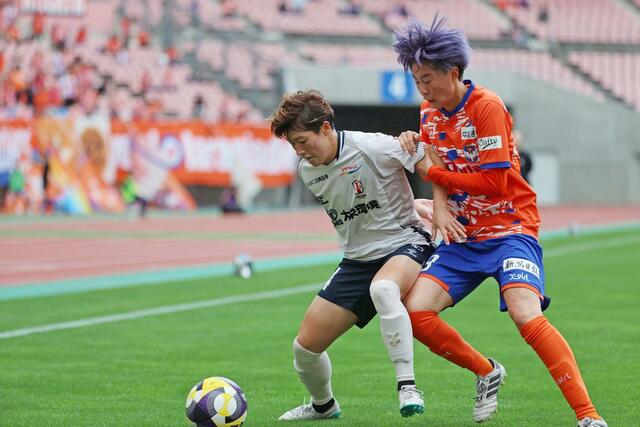新潟L―INAC神戸 前半、相手と競り合うMF城和怜奈=デンカビッグスワン