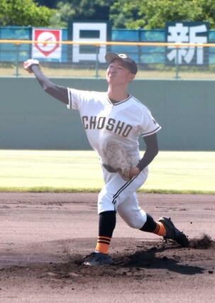 完投した長岡商業の安藤煌大＝７月１９日、柏崎市佐藤池