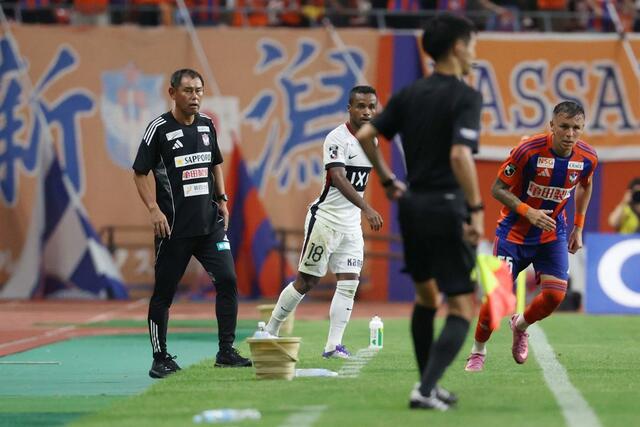 新潟-鹿島 後半、戦況を見守る入江徹監督(左)=ビッグスワン